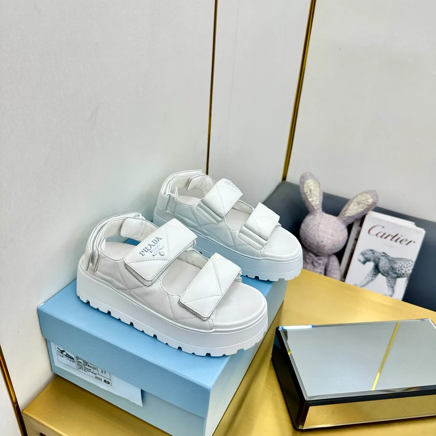 👟👟Ex-factory price 480👟👟 The highest version of Prada's new thick-soled casual sneakers. This sneaker continues the timeless silhouette and is a new classic item. Crafted from leather to enhance style. The style is light, with a triangle buckle logo and a 5CM thick sole. It is suitable for all seasons and can be matched with all kinds of casual styles. In an era where various styles are full of attention, the most long-term companion and the one that captures people's hearts bit by bit is undoubtedly the white shoe. Fabric: Cowhide Lining: Sheepskin Outsole: Original rubber outsole Sole thickness: 5CM Size 35-41
